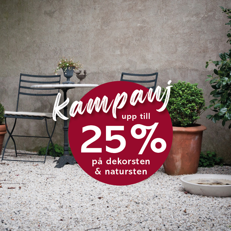 Trädgårdsbild med reklamknappen Kampanj på dekorsten och natursten