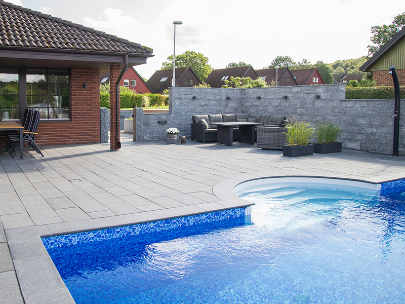 Hus med pool som har  Castlewall poolkanter i granit