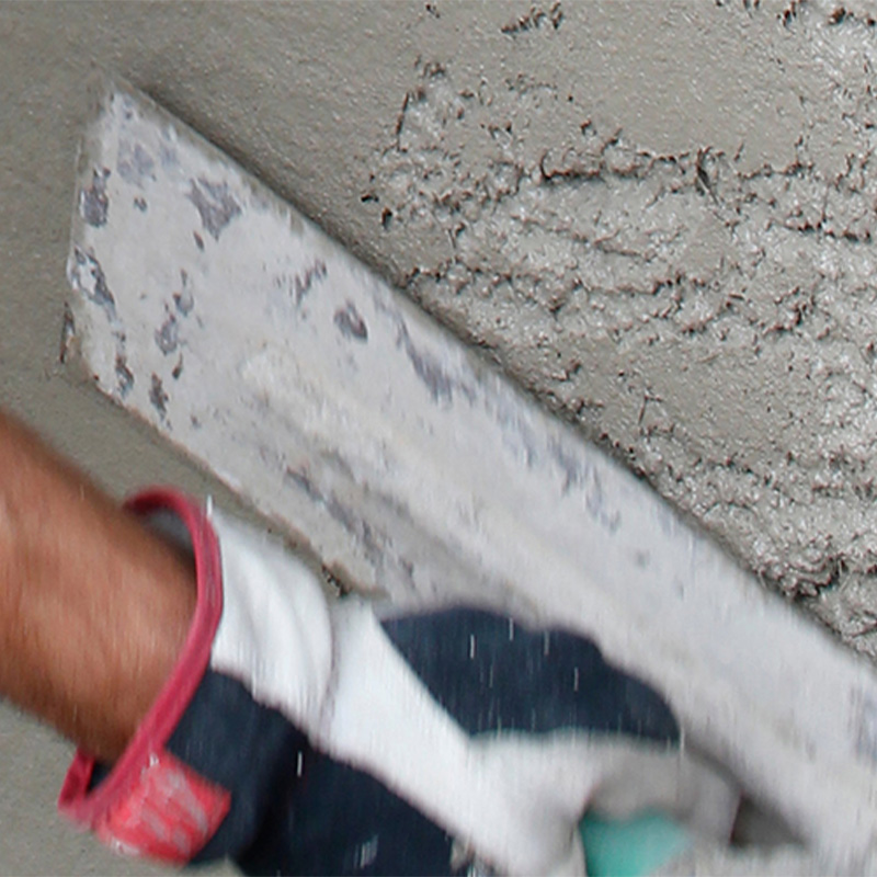 Putsning med putsbruk.