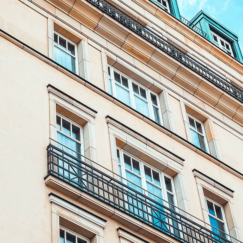 Äldre byggnad som putsats med kalkbruk.