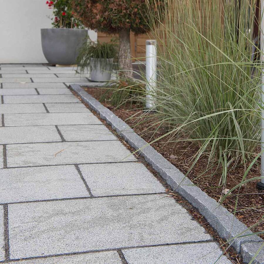 Garageuppfart Med Naturgr Granit garageuppfart-med-naturgr-granit