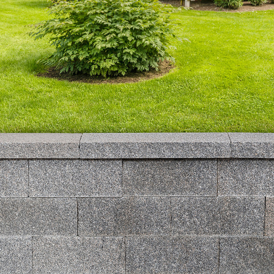 Granit Bobus i grått – mursten till friliggande murar