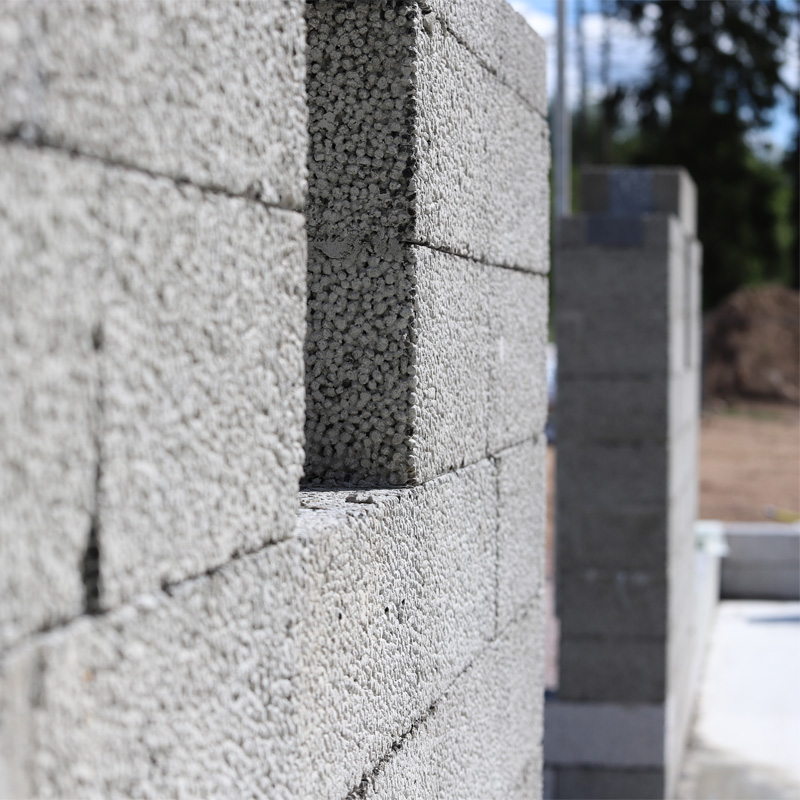 Murad vägg med isolerblock och isolerbalk.