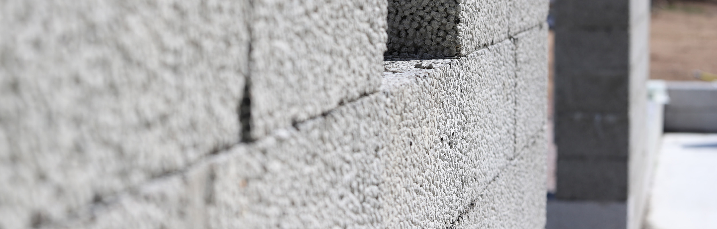 Murad vägg med isolerblock och isolerbalk.