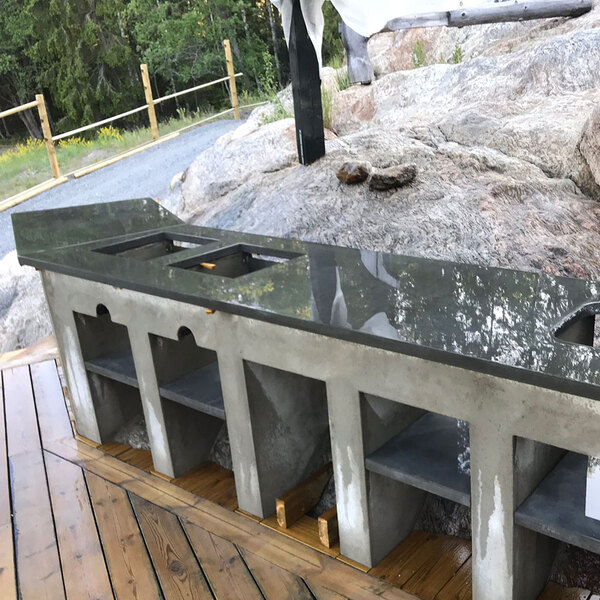 Färdiggjuten skiva till ett utekök.