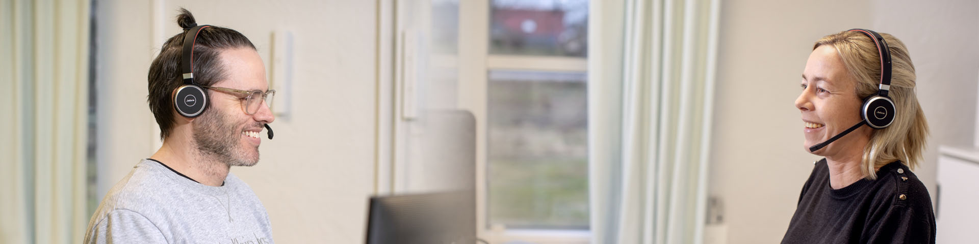 Kundtjänstpersonal pratar i telefon