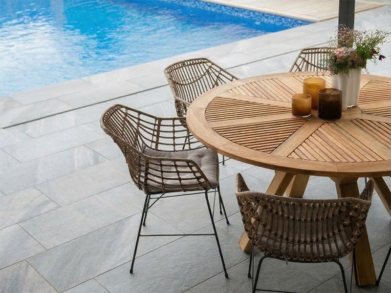 Granitkeramik kvartsit ljusgrå på uteplats vid pool