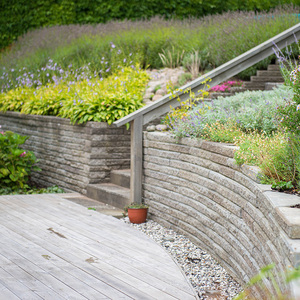 Knäcksten i grått – mursten till stödmurar