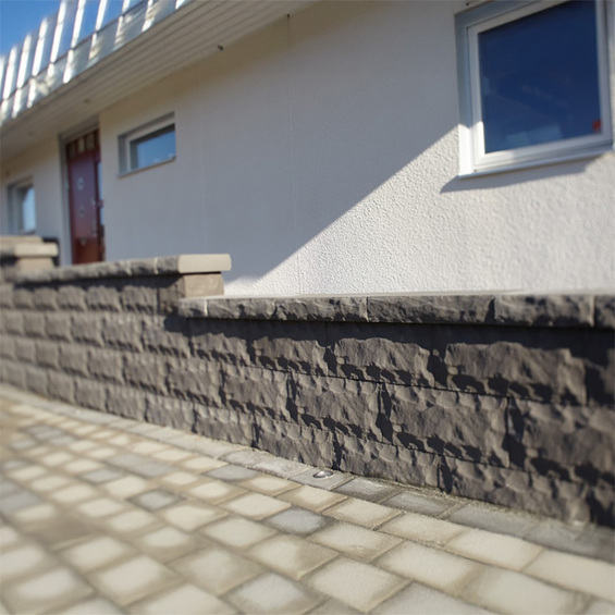 Compac Cut Plus i antracit – mursten till friliggande murar