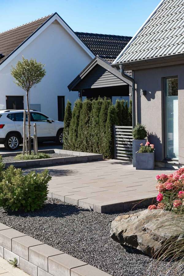 Grå Basicmur och stenrabatter med Diabaskross