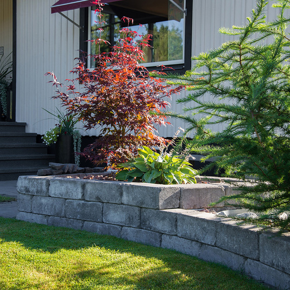 Rustikblock i antracit – mursten till trädgårdsmurar