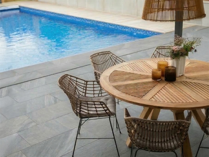 Granitkeramik kvartsit mörkgrå på uteplats vid pool