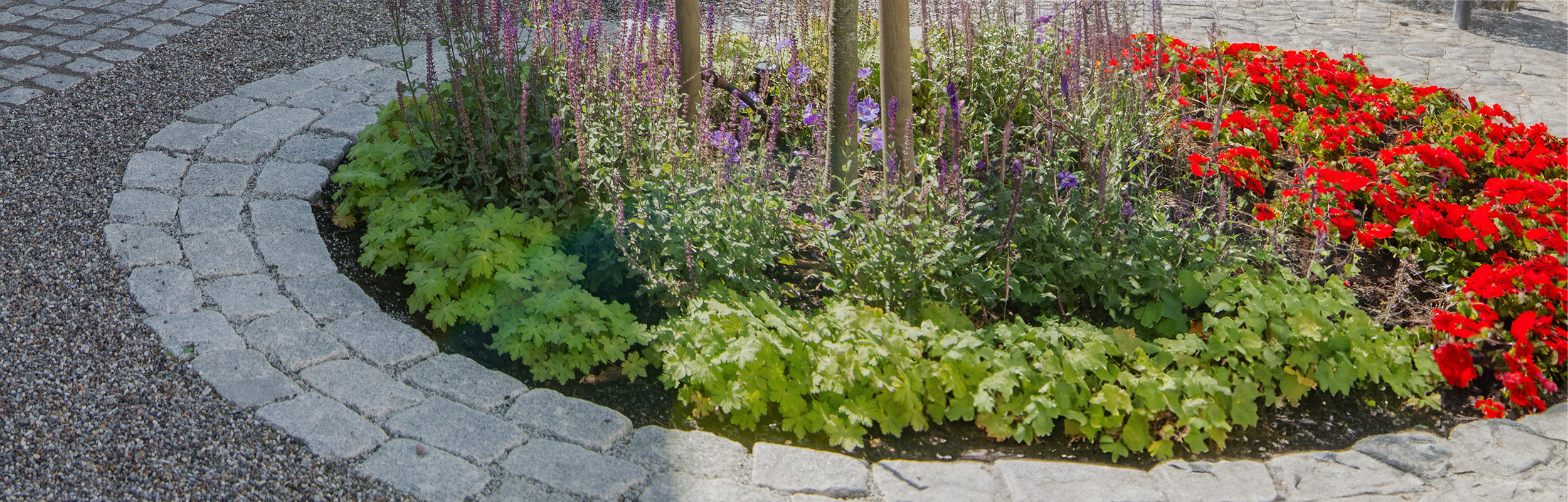 portugisisk storgatsten som kantsten till stenrabatt med slottssingel