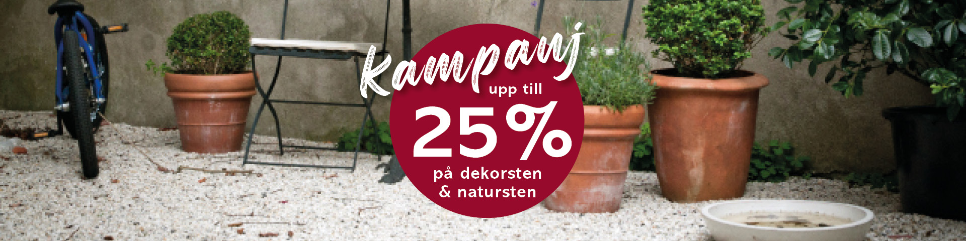 Trädgårdsbild med reklamknappen Kampanj på dekorsten och natursten