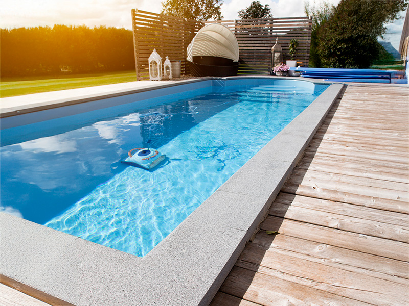 Pool med poolkantsten i granit grafit.