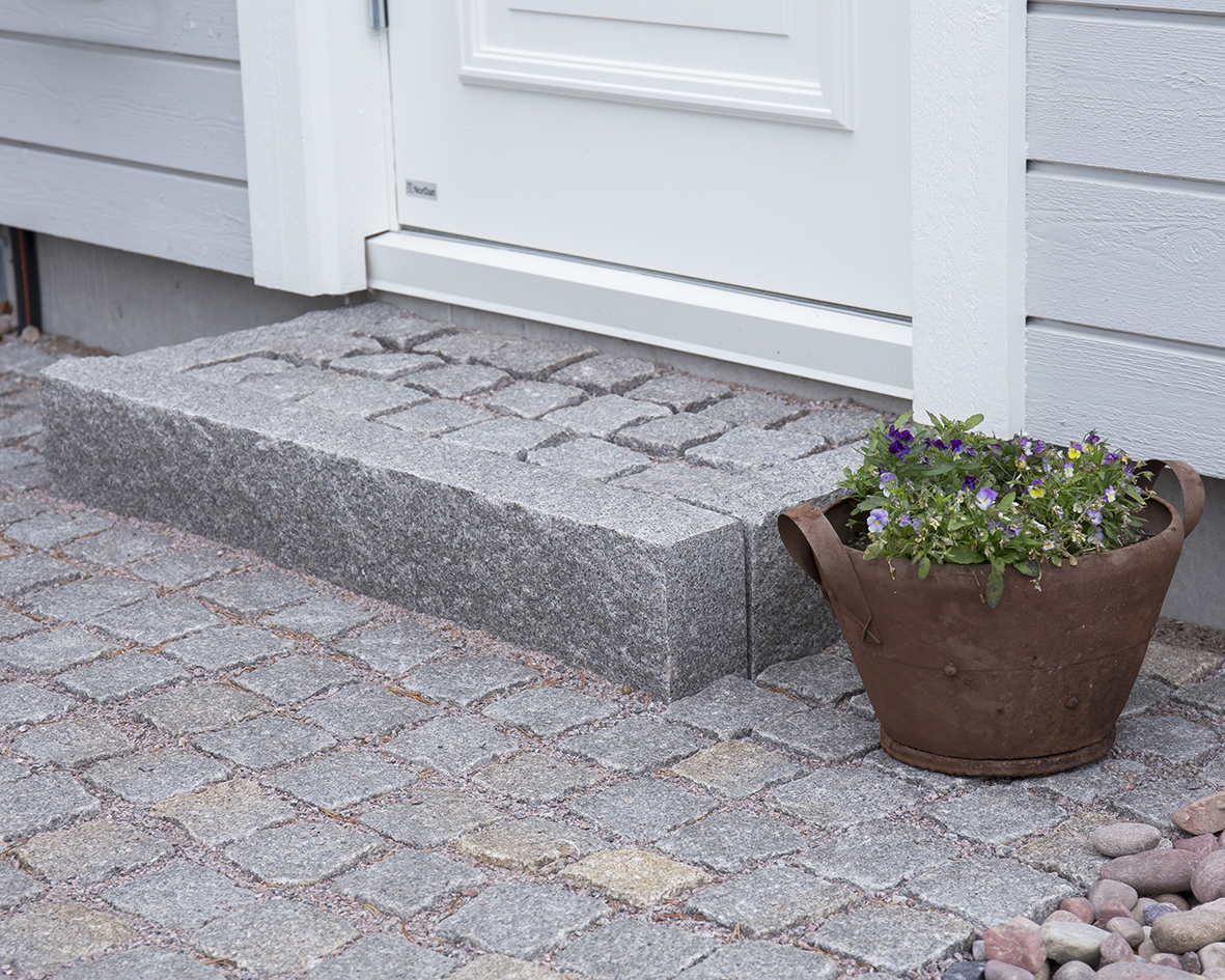 Trappa med Bohus granit gatsten