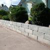 Slottsmur i grått – mursten till trädgårdsmurar