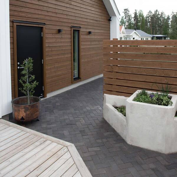 Svart marktegel framför en husentré.