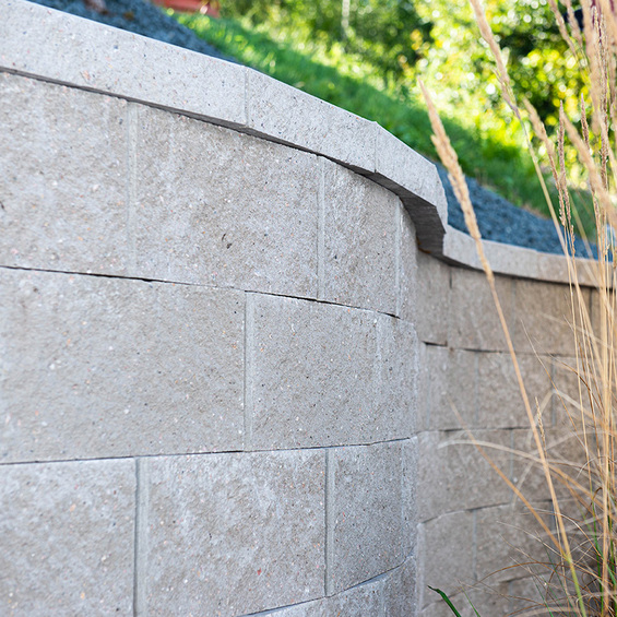 Compac i grått – mursten till stödmurar