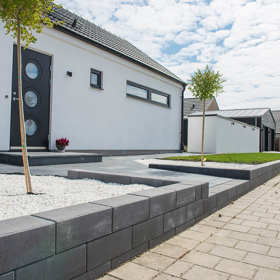 Låg stödmur med murstenen Basicmur i antracit