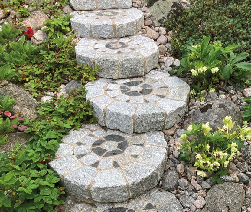 Kilstenar som bildar runda trappblock till en stentrappa.