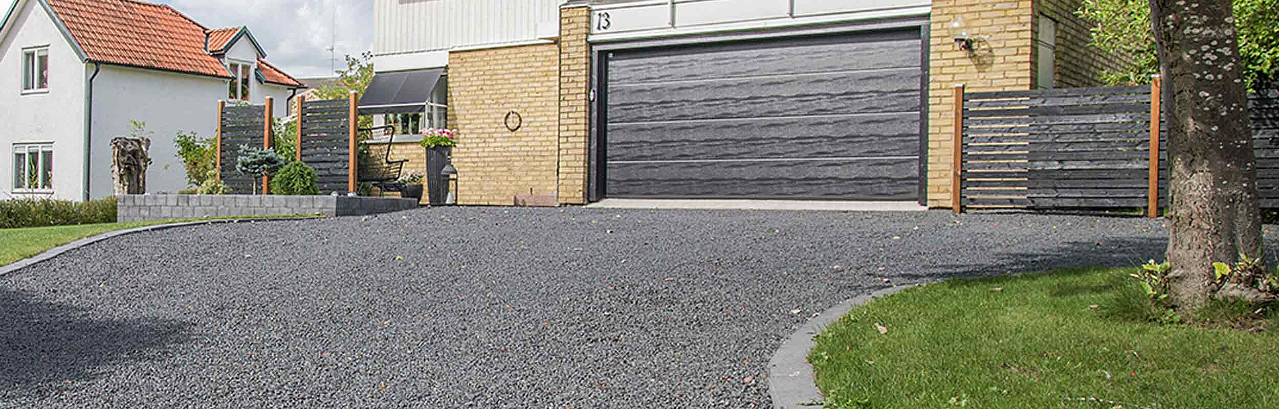 Gårdsgrus på en garageuppfart.