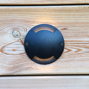 Lightson Zenit Duo i svart monterad på trätrappa