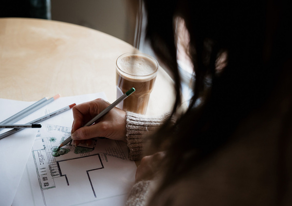 Trädgårdsarkitekt som gör en ritning.