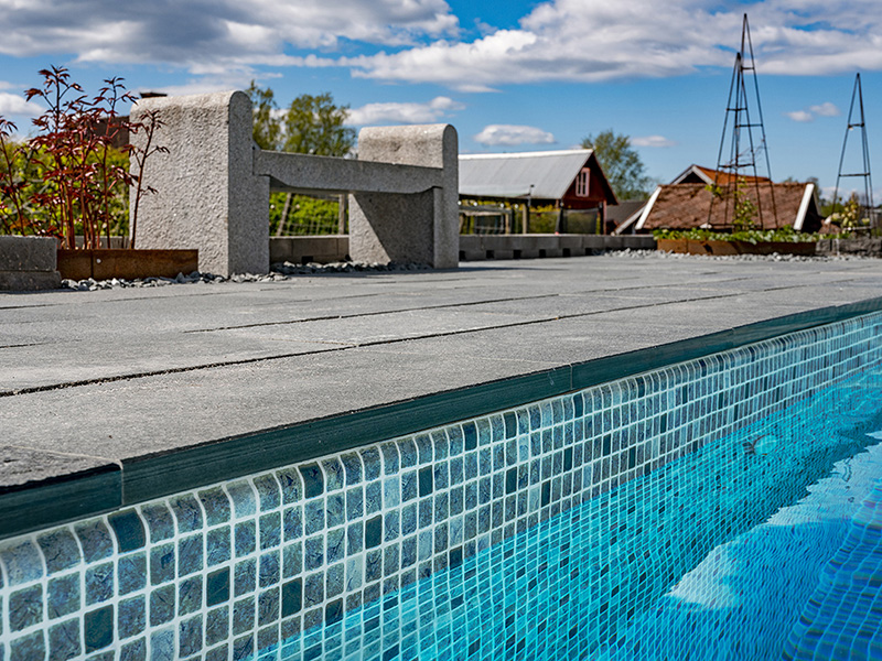 Skiffer offerdal poolkantsten runt pool, närbild
