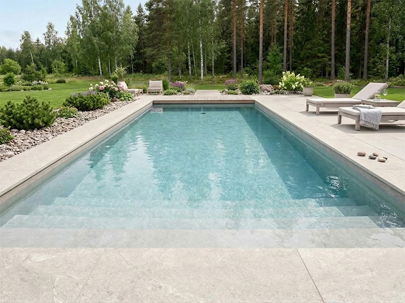 Poolområde i trädgård med granitkeramik poolkant Botticino 80x40x2cmrunt poolen