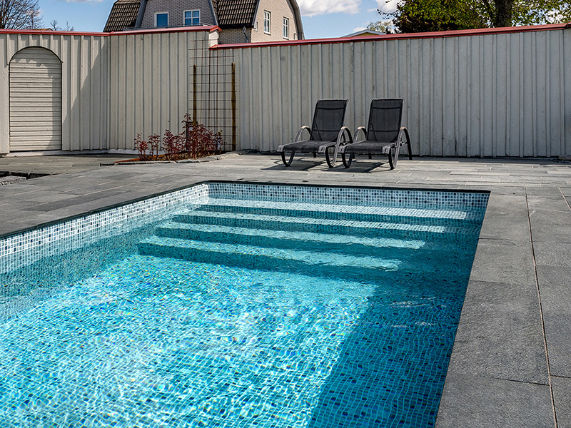 Poolområde med solstolar och med Skiffer offerdal