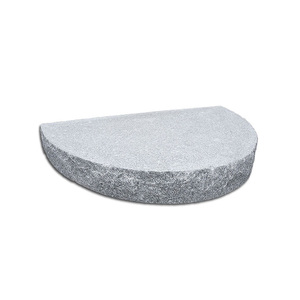 Trappblock i grå granit, halvrund 150 cm i diameter Trappblock i grå granit, halvrund 150 cm i diameter