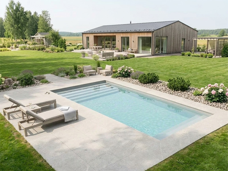 Hus med pool i trädgården som har granitkeramik poolkant Botticino 80x40x2cmrunt poolen