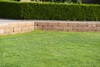 Slottsmur terrakotta med gräsmatta