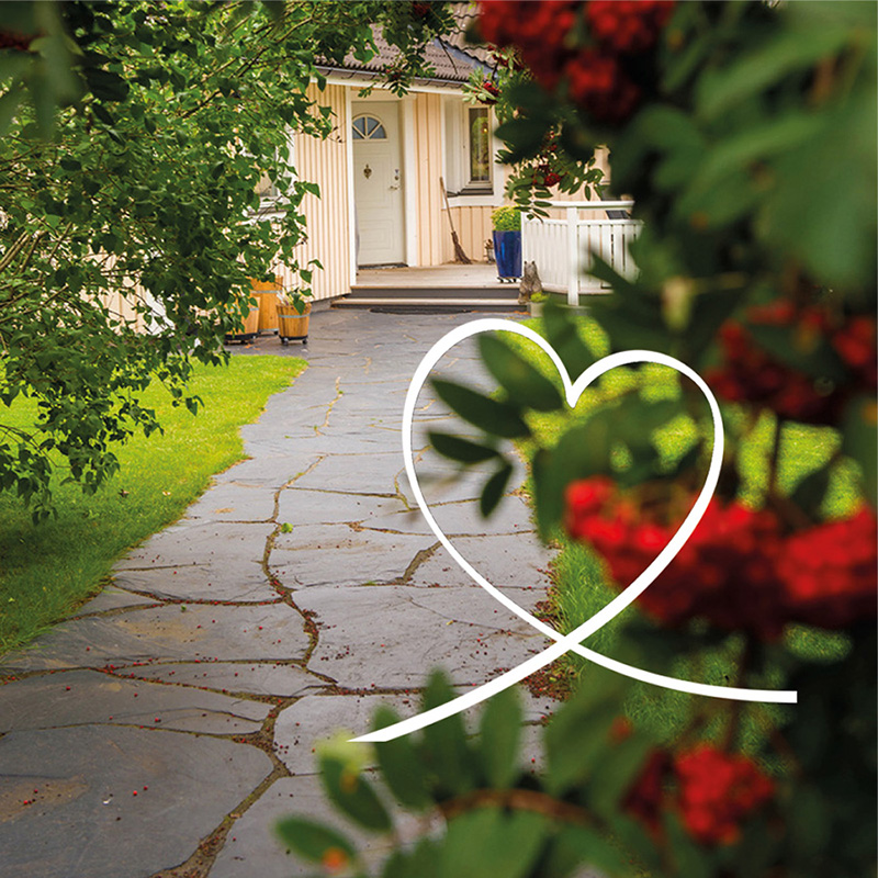 Trädgårdsgång med oregelbunden svart skiffer.