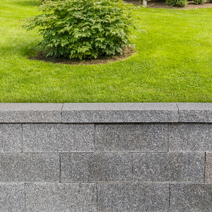 Granit Bobus i grått – mursten till friliggande murar