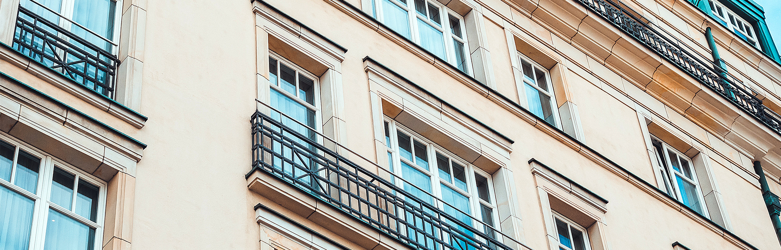 Äldre byggnad som putsats med kalkbruk.