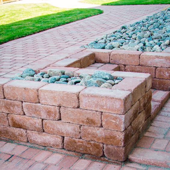 Stödmur och trappa av Rustikblock i terrakotta