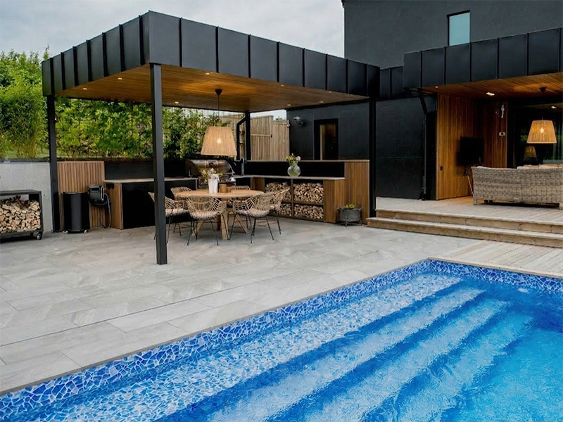 Granitkeramik kvartsit ljusgrå poolkantsten till pool